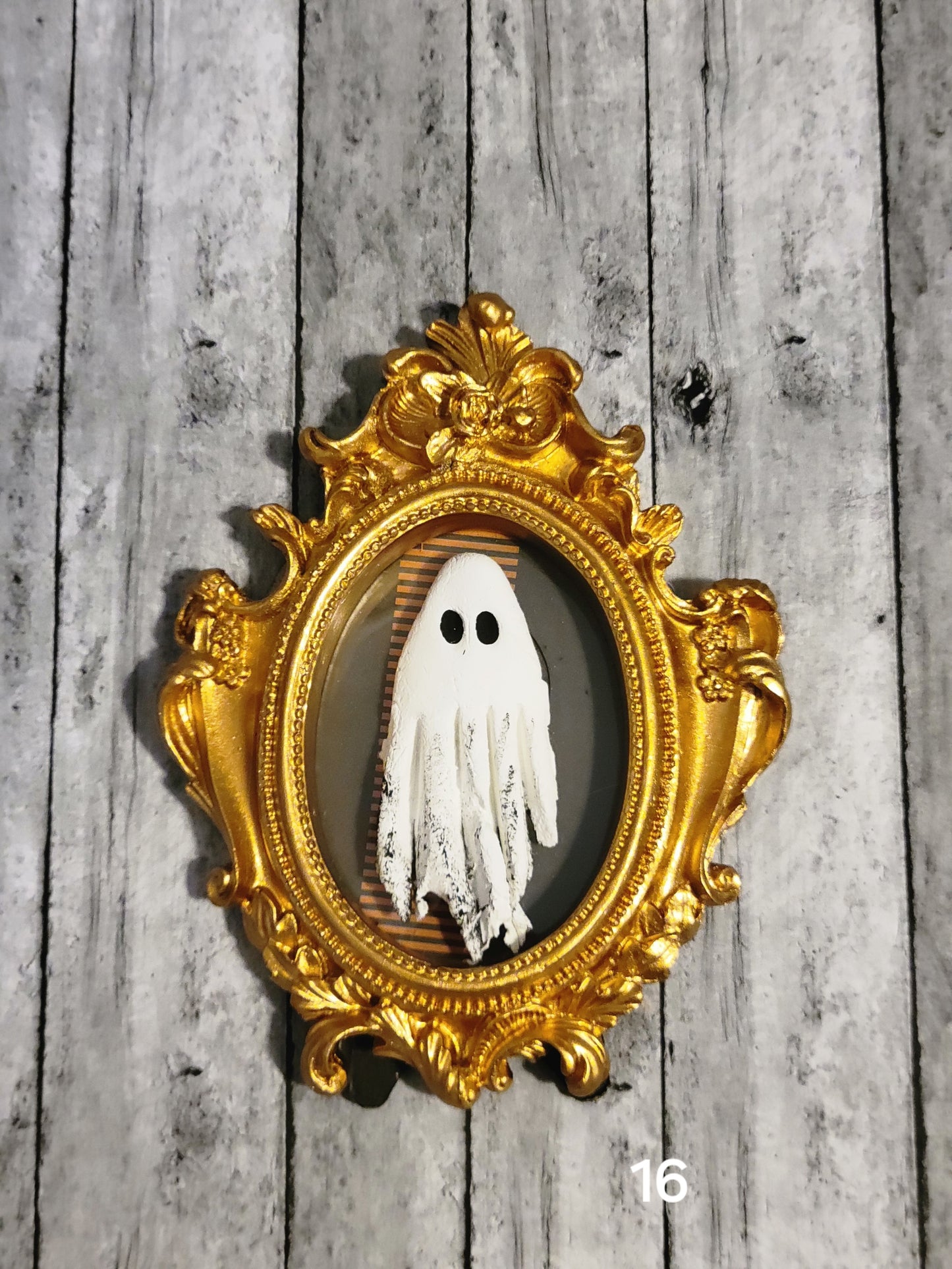 Ghostie Vintage Embossed Gold Oval Frames